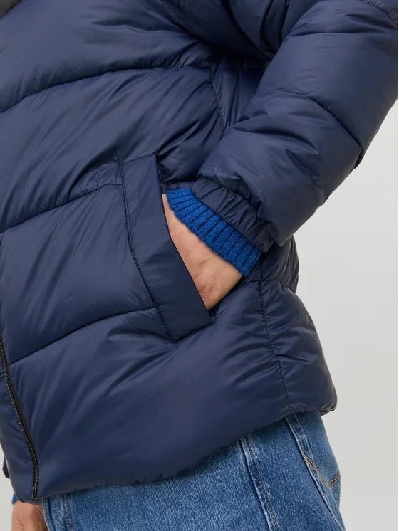 IMG_0616 Jack&Jones pánska prešívaná zateplená bunda s kapucňou čierno modrá – Obrázok 5