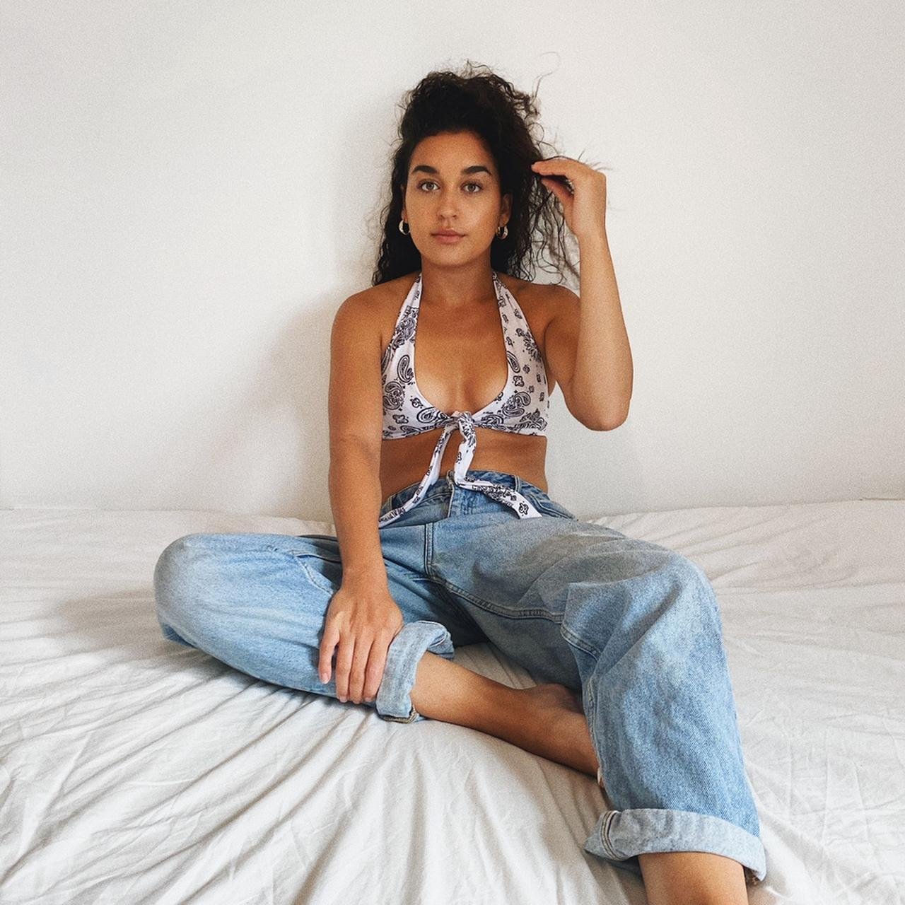 IMG_6162 PRETTYLITTLETHING dámsky crop top (krátke letné tričko) – Biela – Obrázok 2