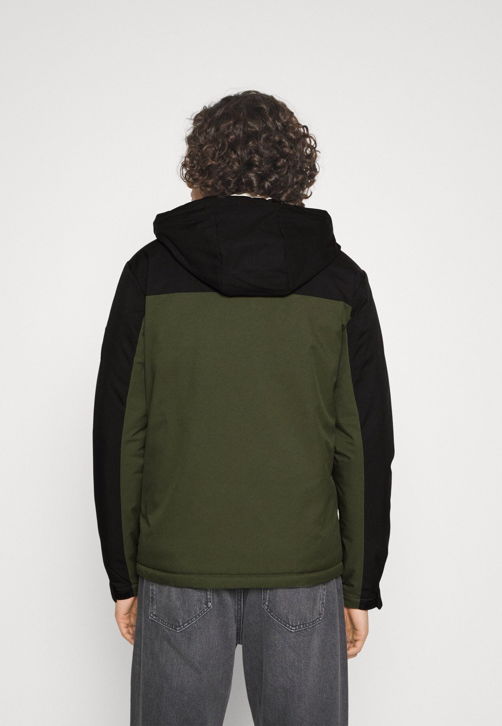 IMG_6989 Jack&Jones pánska teplo podšitá outdoor bunda s kapucňou zeleno-čierna – Obrázok 4
