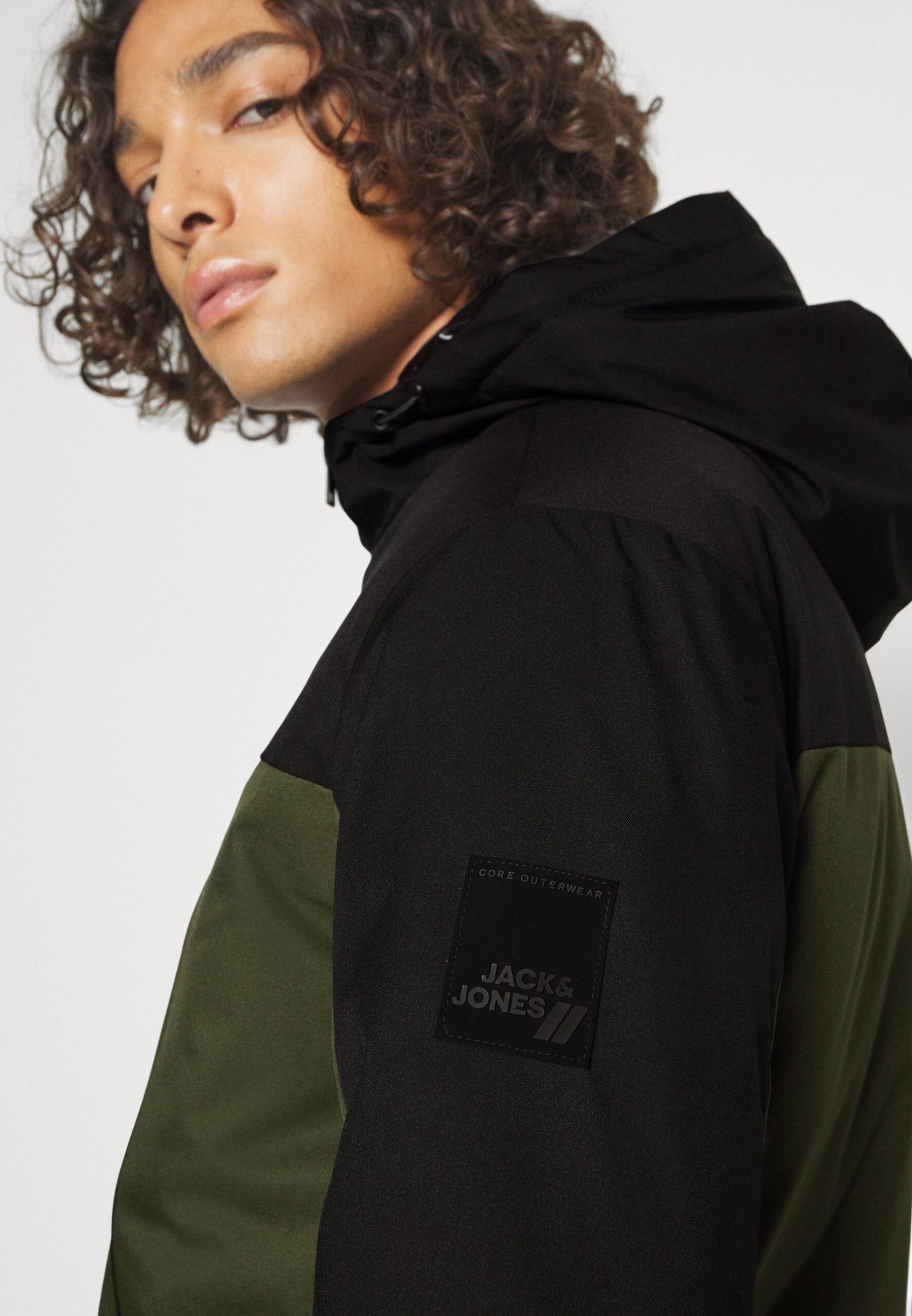 IMG_6991 Jack&Jones pánska teplo podšitá outdoor bunda s kapucňou zeleno-čierna – Obrázok 3
