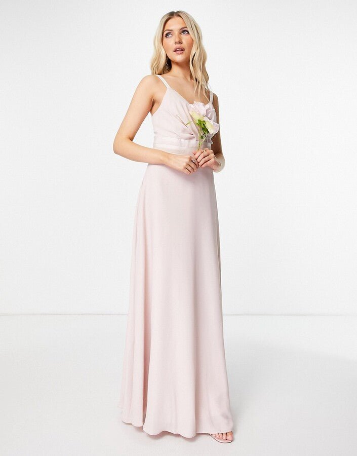 asos-design-bridesmaid-pleated-cami-maxi-dress-with-satin-trim-waist-detail_2 ASOS večerné šaty vo farbe ružová