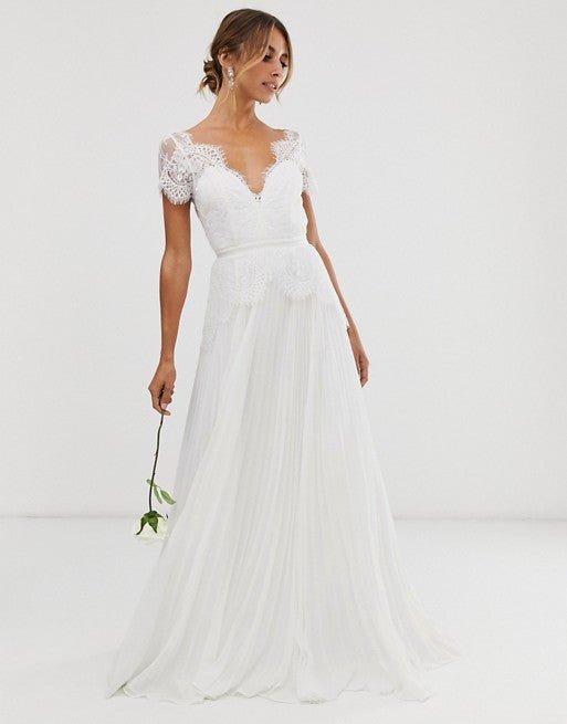 asos-edition-plunge-lace-wedding-dress-with-pleated-skirt-ivory ASOS svadobné šaty vo farbe biela model Sophia